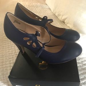 Brand New Chase and Chloe Navy heels